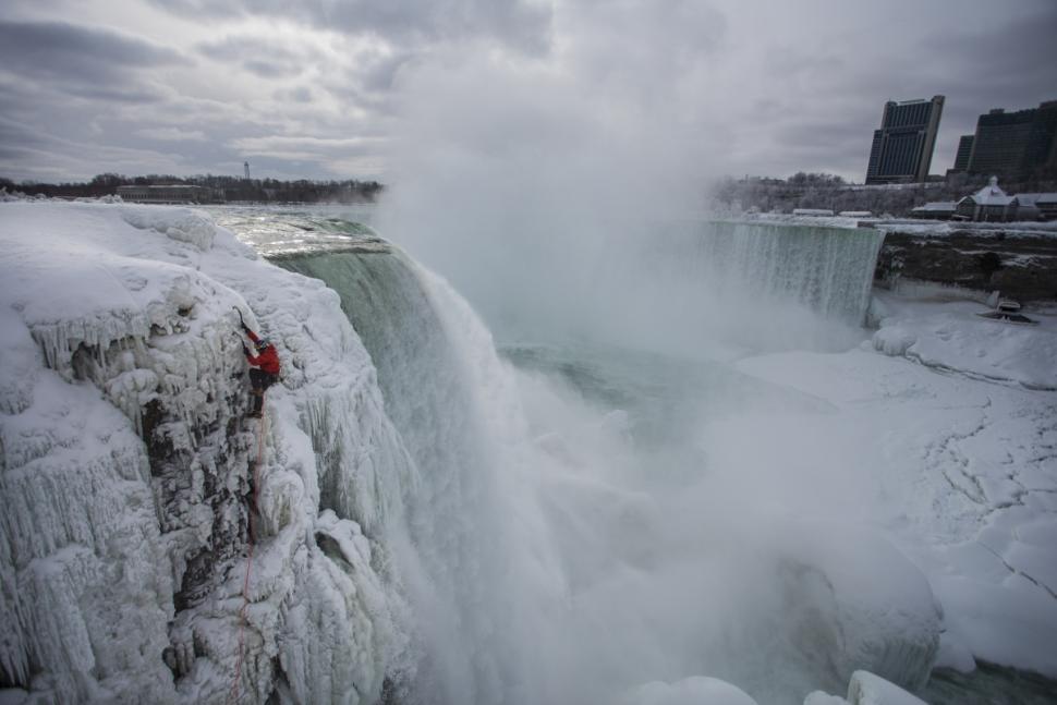 climber niagara falls