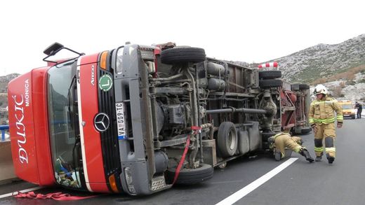 split, croatia winds overturn truck