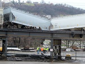 train derails ohio