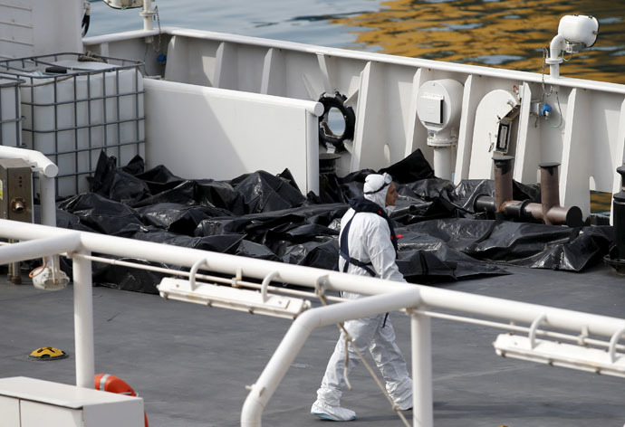 Click to enlarge Bodies of dead immigrants on Italian coastguard ship