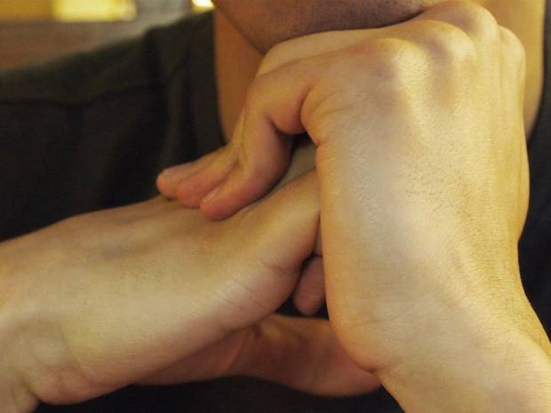 knuckle cracking
