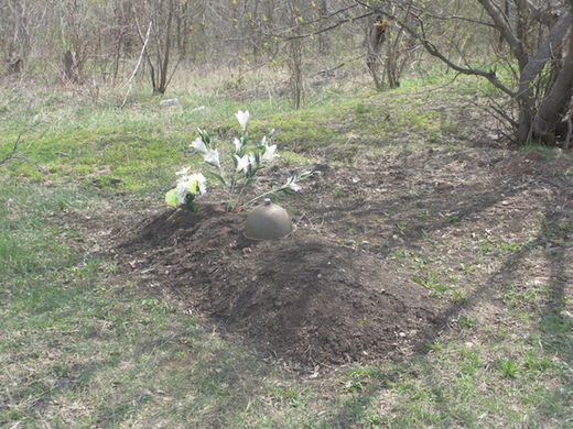 Click to enlarge gravesite Donbas fighter