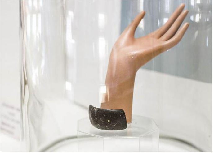 Click to enlarge The Denisovan bracelet_4