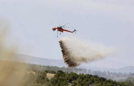 Click to enlarge helicoptor over Saskatchewan wildfire
