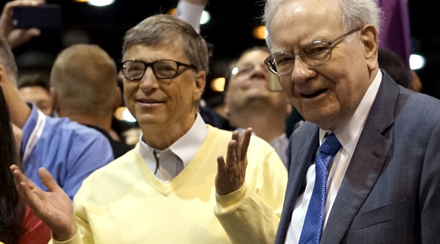 Berkshire Hathaway CEO Warren Buffett (R) and Microsoft co-founder Bill Gates