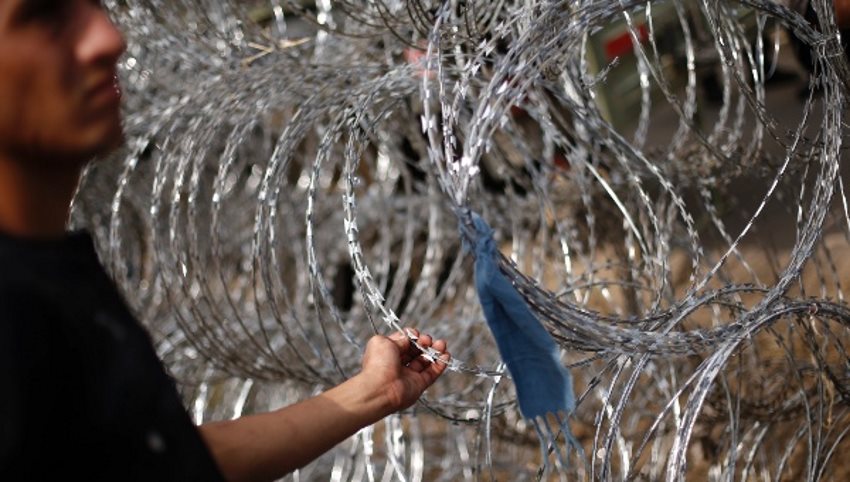 Click to enlarge germany hungary razor wire
