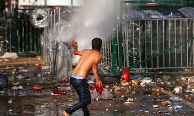 Migrant protest at Hungary border crossing with Serbia