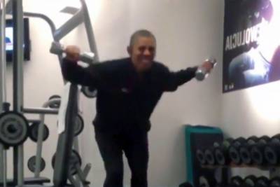 Click to enlarge Obama pathetically lifting weights