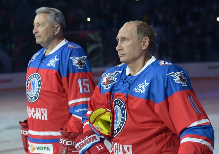 Putin plays hockey