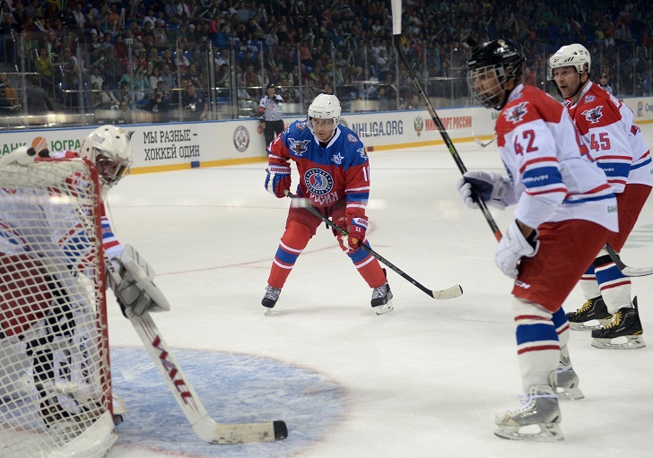 Putin plays hockey