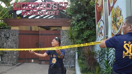 Click to enlarge chinese diplomats shot