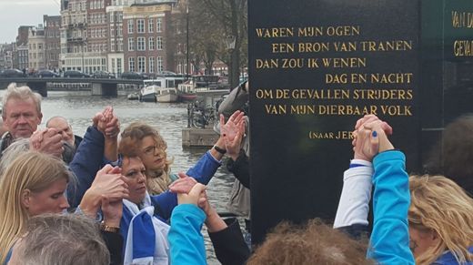 Click to enlarge Pro-Israel demonstrators Amsterdam