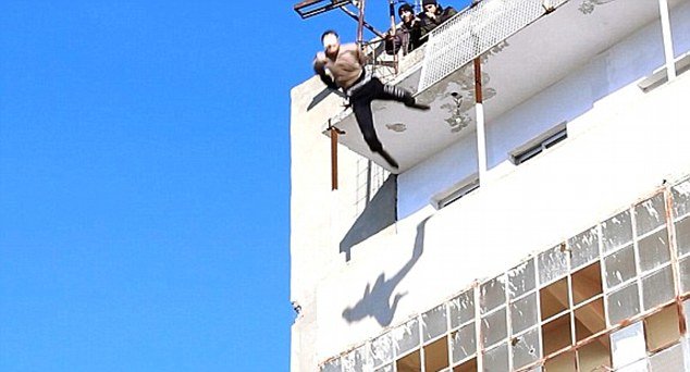 Click to enlarge isis throwing body from roof
