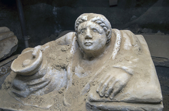 Click to enlarge Statue in Etruscan tomb