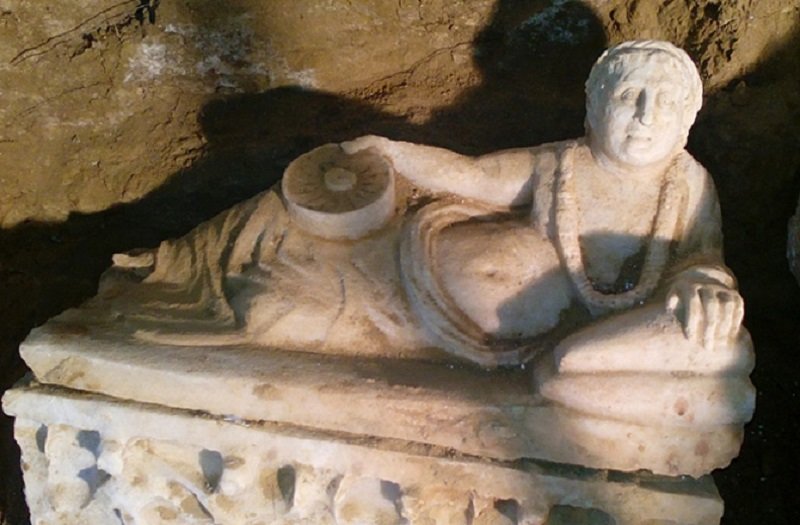 Click to enlarge Statue in Etruscan tomb_1