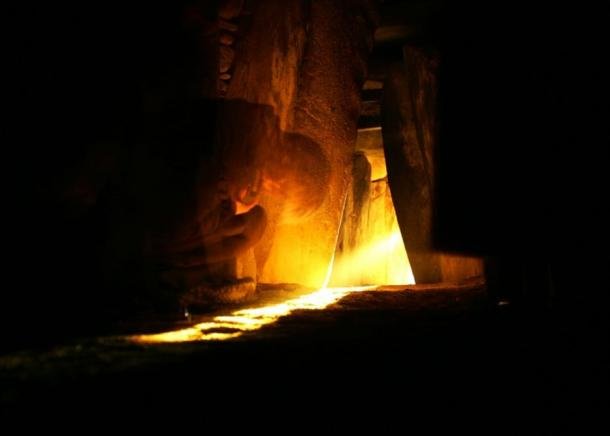 Click to enlarge solstice Newgrange monument
