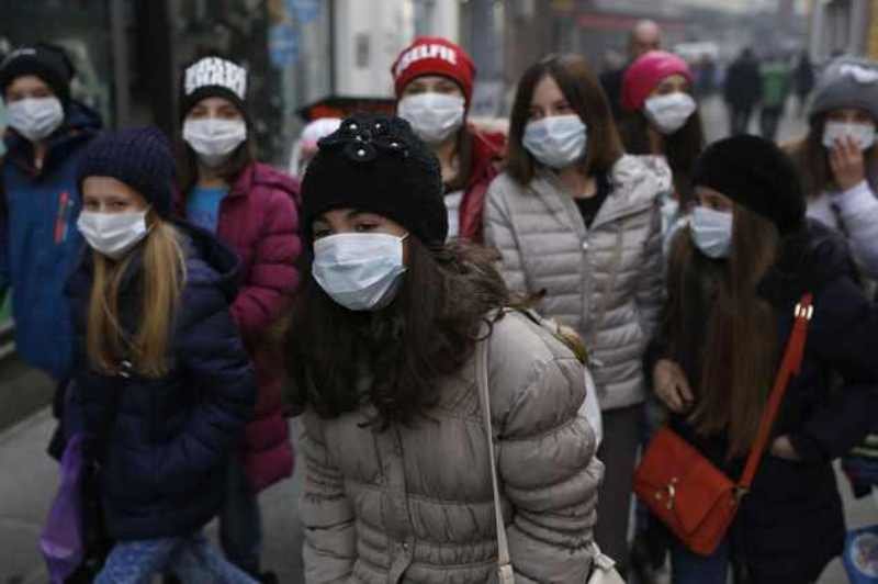 Bosnian schoolchildren with face masks