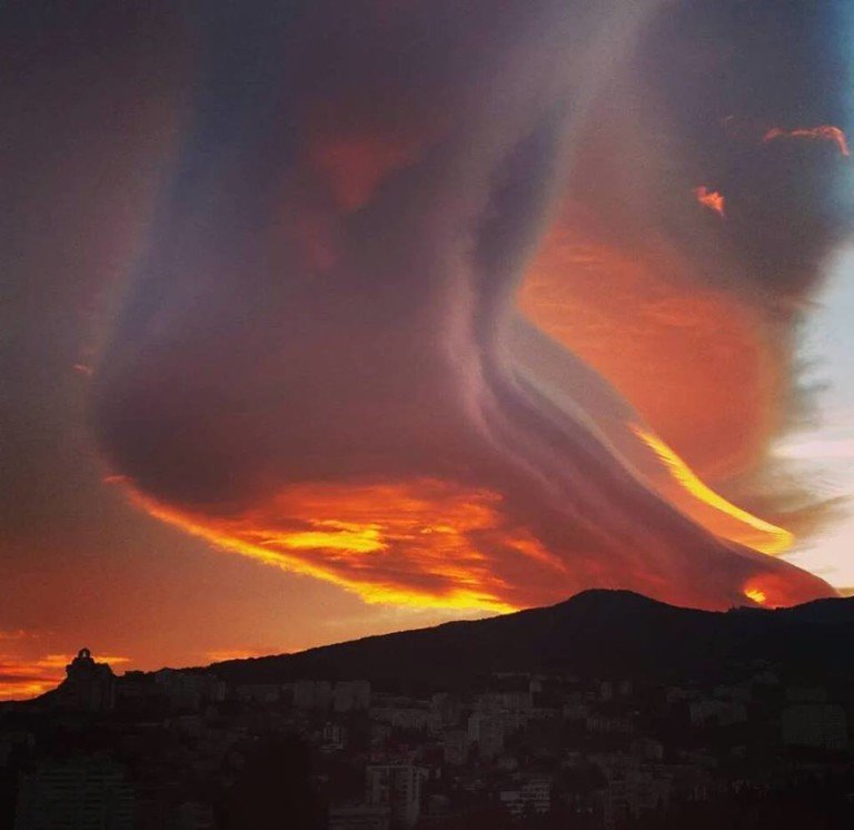 Yalta lenticular cloud