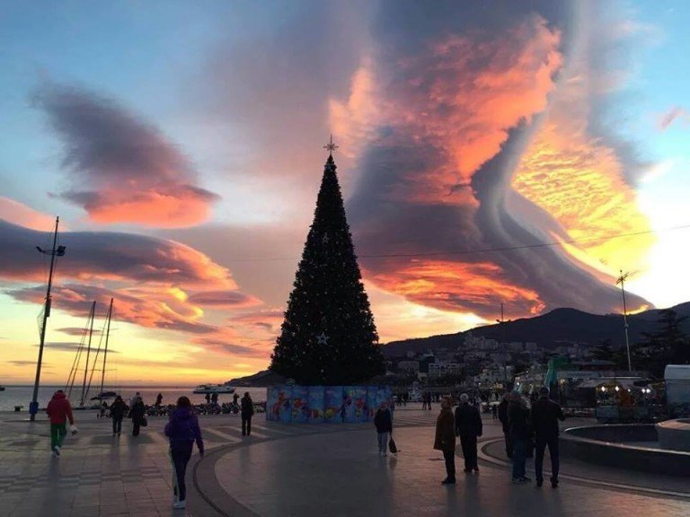 Yalta lenticular cloud