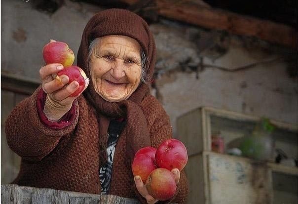 russian woman holding apples