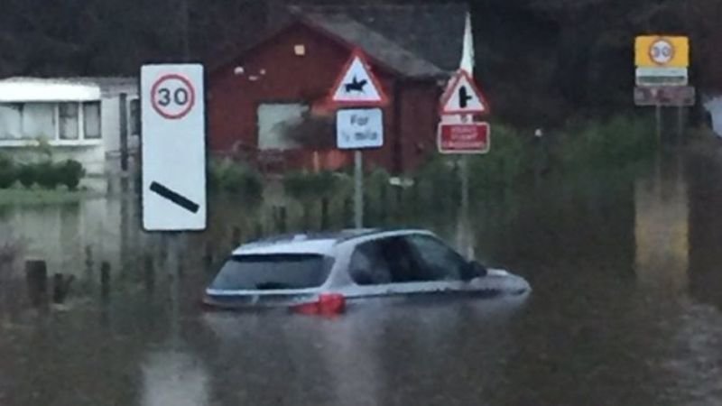 Click to enlarge car stuck in Scottish floods