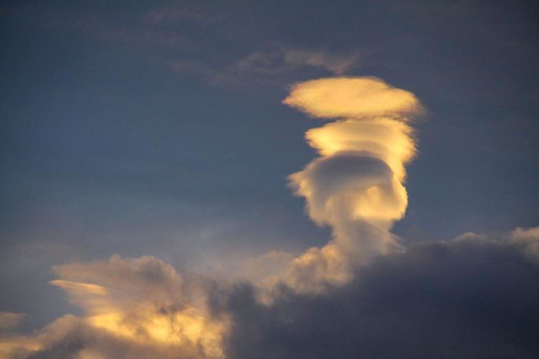 Lenticular cloud
