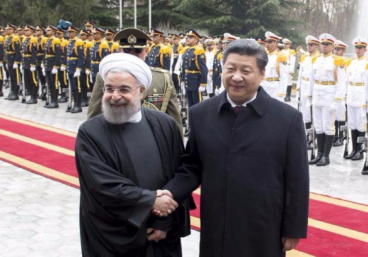 Xi Jinping shakes hands with Hassan Rouhani
