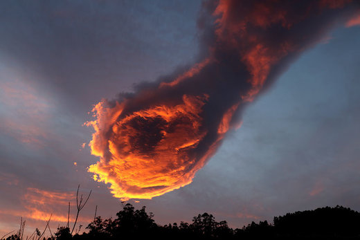 Click to enlarge lenticular fireball cloud madeira portugal