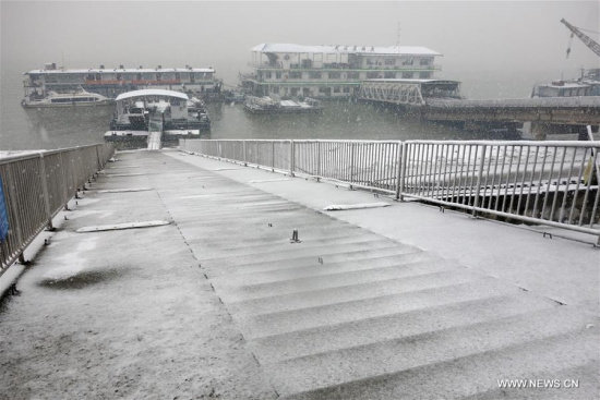Photo taken on Jan. 31, 2016 shows a closed Yangtze River ferry dock in Wuhan, central China's Hubei Province.