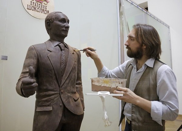 Click to enlarge Putin sculpture