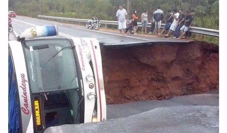 Click to enlarge Bus in sinkhole