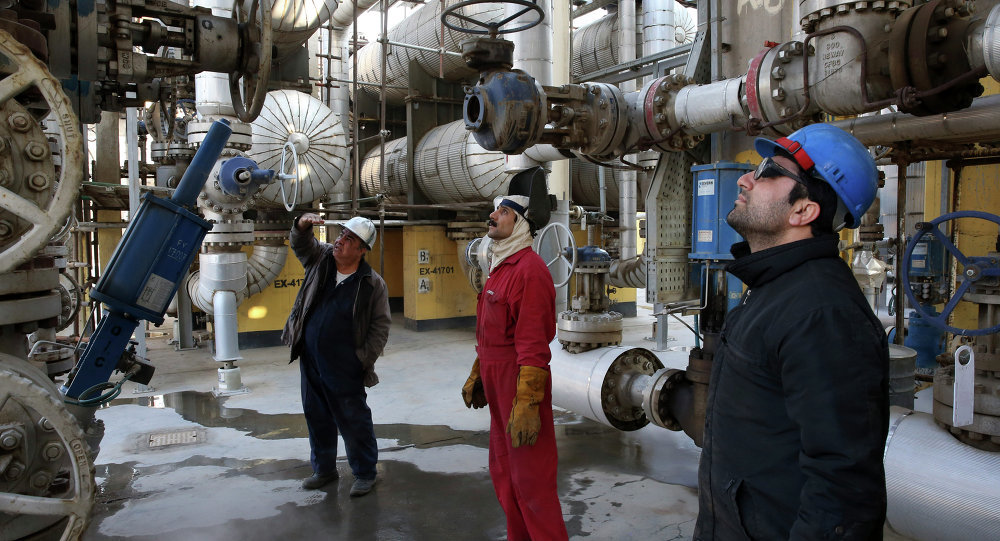 Click to enlarge Iranian oil workers