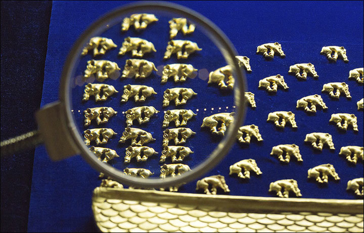 Click to enlarge 9,300 decorative gold pieces