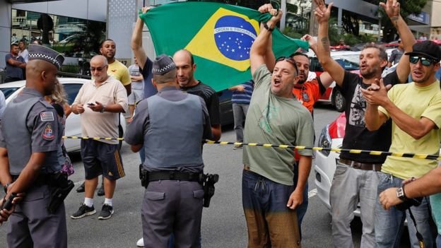 Click to enlarge Demonstrators gathered in front of Lula's house