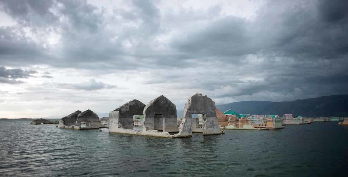 Click to enlarge The Haitian village of Lunettes floating in Lake Azuéi