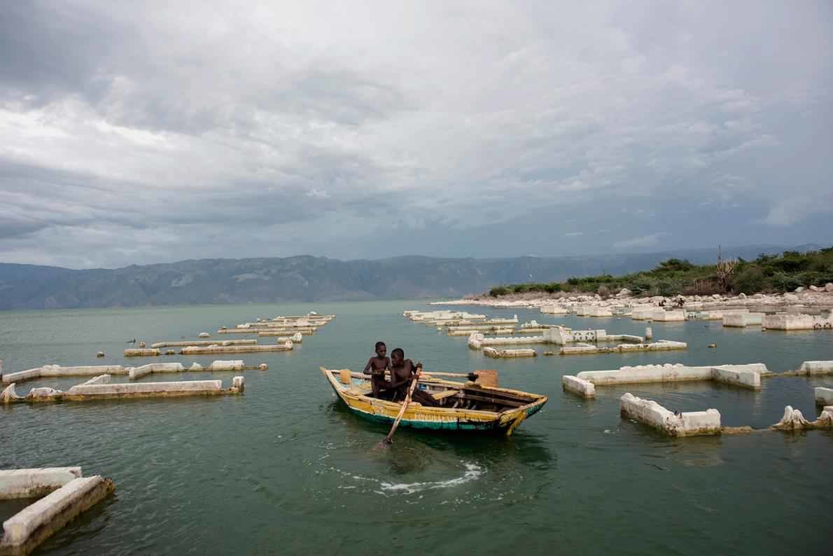 boys rowing on lake Azuei