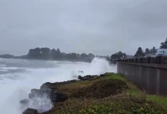 Click to enlarge Wild waves beat Oregon Coast