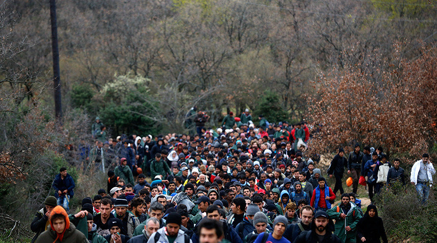 migrants crossing Greek-Macedonian border
