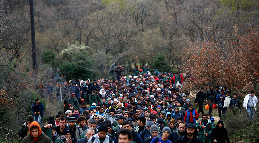 Click to enlarge migrants crossing Greek-Macedonian border