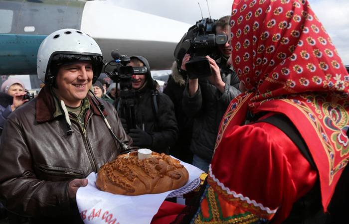 Click to enlarge russian pilots welcome home