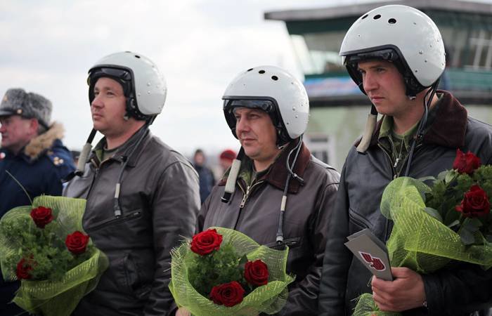 Click to enlarge russian pilots welcome home