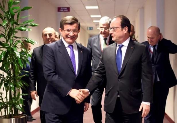 France's President Francois Hollande (R) shakes hands with Turkish Prime Minister Ahmet Davutoglu (L)