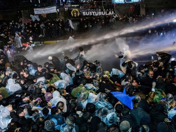 Click to enlarge Turkish riot police use water cannon