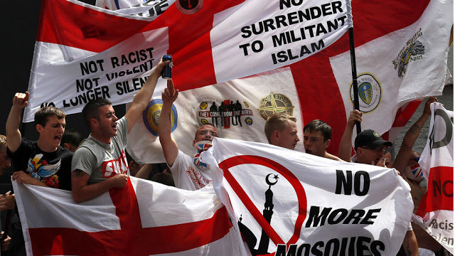 Click to enlarge Islamophobic protesters