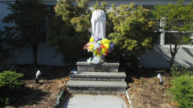 headless statue