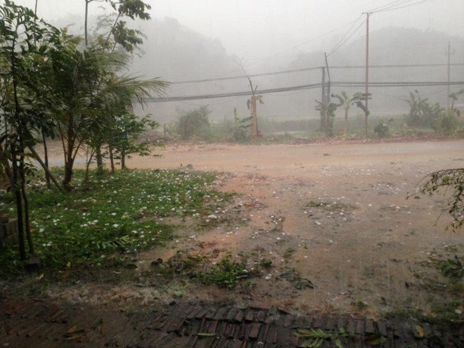 A hail storm brought down massive chunks of ice in Tuyen Quang Province April 3. 