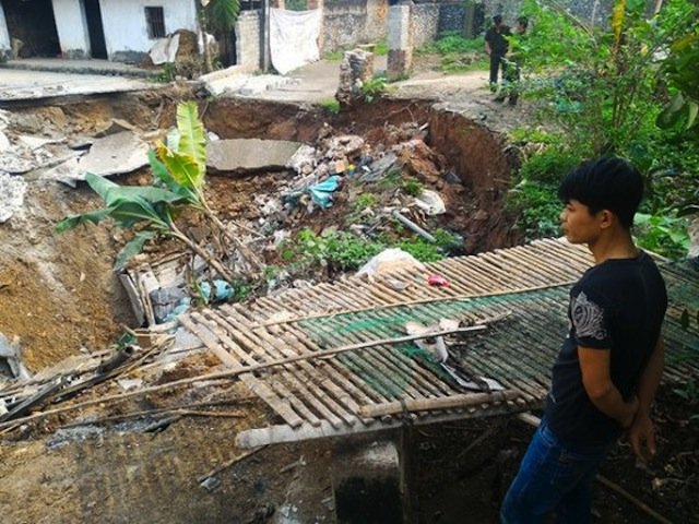 Click to enlarge Vietnam sinkhole