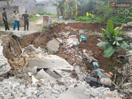 Click to enlarge Vietnam sinkhole