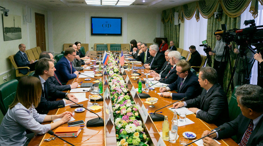 Click to enlarge politicians meeting