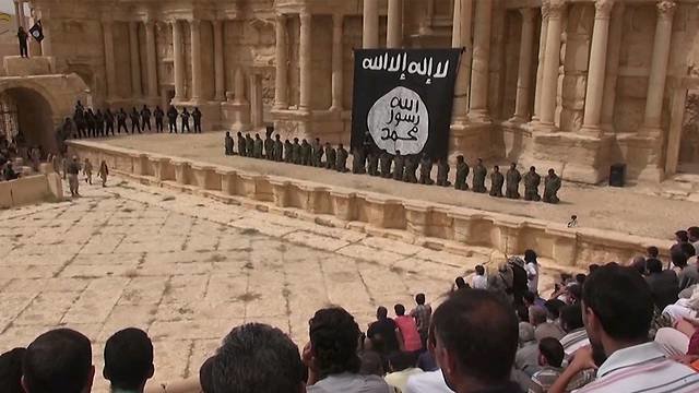 Click to enlarge ISIS execute Syrian soldier Palmyra